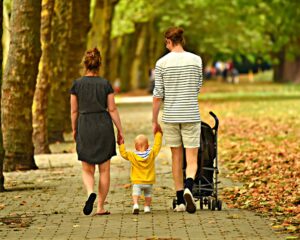 ein familie im herbst draußen im optikpark rathenow