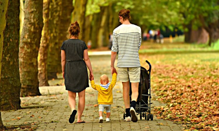 ein familie im herbst draußen im optikpark rathenow